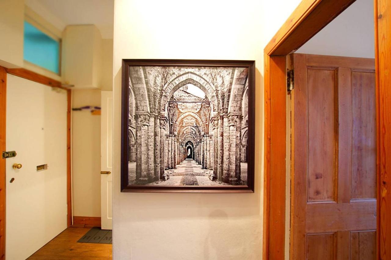 Joivy Classic Apt With Castle Views In Old Town Edinburgh Exterior photo